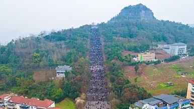 4K延时重庆天下第一梯三峡梯城人群爬山视频的预览图